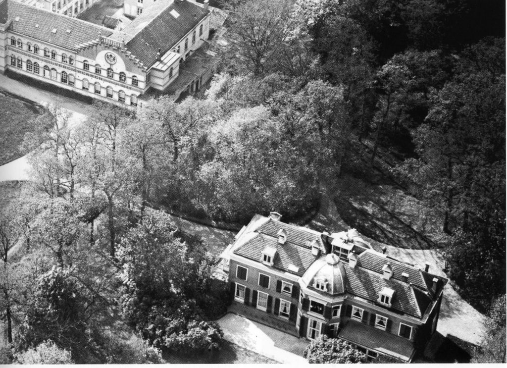 Huize Berbice met links de voorgevel van de voormalige zilverfabriek Foto: Aviodrome 