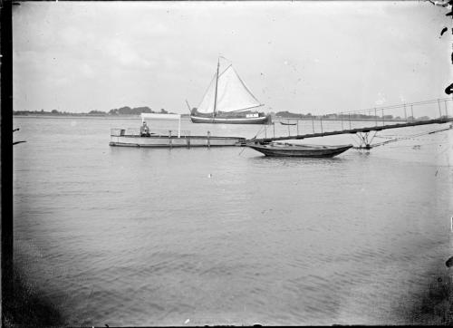 Th. van der Steeg 1910 Tekenaar zit op een aanlegsteiger op de Maas NL-BleSAVPR_GN2758