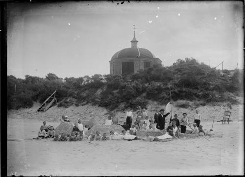 Th. van der Steeg 1918 Koepel Zeeburg, met een groep kinderen op het strand NL-BleSAVPR_GN2708