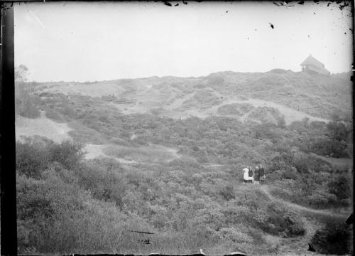 Th. van der Steeg 1925 ca De duinen bij Oostvoorne, rechts de theekoepel van het ReigersnestNL-BleSAVPR_GN2688