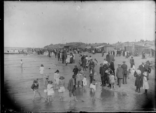 Th. van der Steeg 1925 ca Druk toerisme op het strand oostvoorne NL-BleSAVPR_GN2670