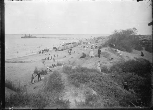 Th. van der Steeg 1925 ca Het strand bij Oostvoorne met het steiger met de veerboot NL-BleSAVPR_GN2689